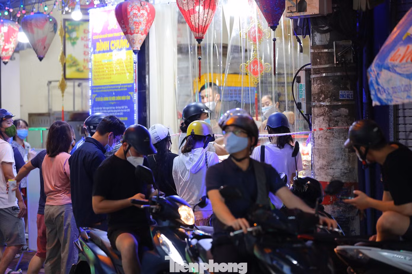 Khánh đến mua đứng san sát, không đảm bảo khoảng cách an toàn phòng, chống dịch COVID-19.