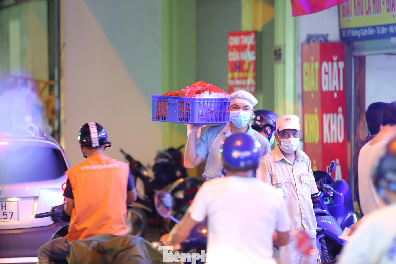 Một số bánh được nhân viên nhà hàng đóng gói chuyển đến các cửa hàng. Một số bánh được nhân viên nhà hàng đóng gói chuyển đến các cửa hàng.