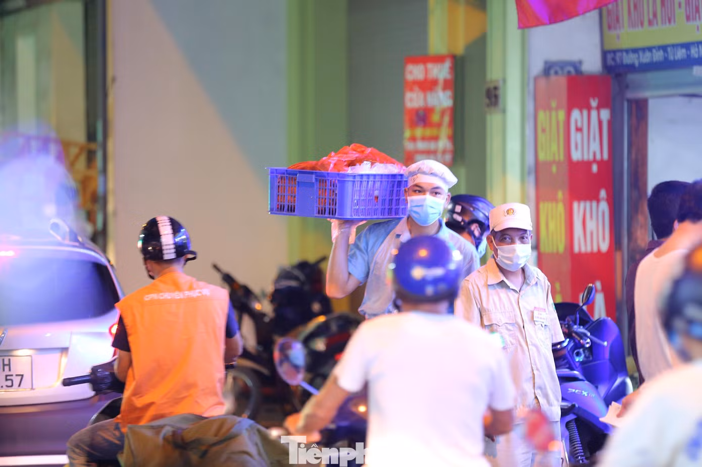 Một số bánh được nhân viên nhà hàng đóng gói chuyển đến các cửa hàng.