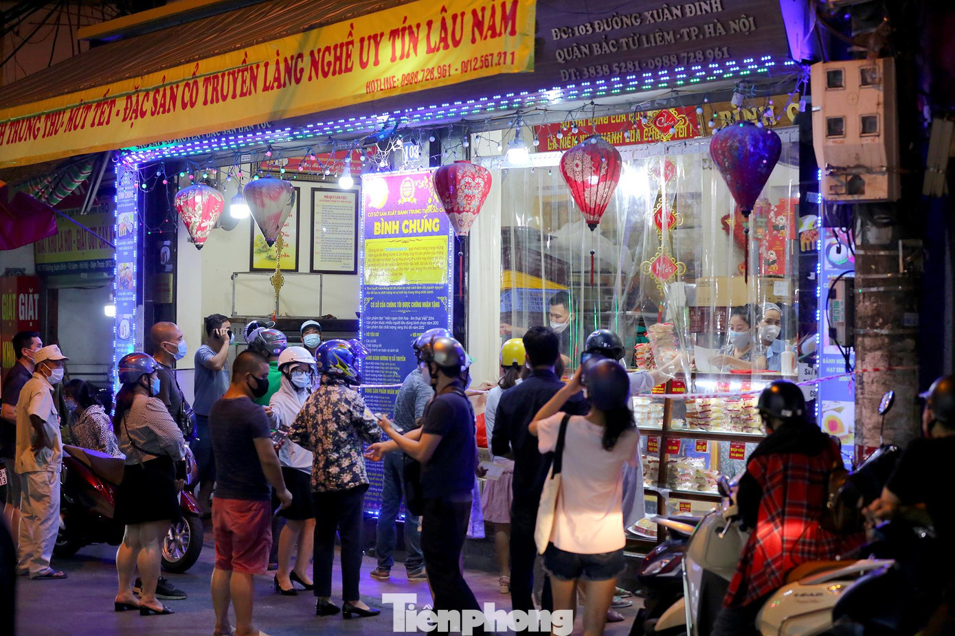 Cửa hàng có bố trí bảo vệ liên tục nhắc nhở, yêu cầu khách mua hàng đeo khẩu trang, xếp hàng và giữ khoảng cách... Cửa hàng có bố trí bảo vệ liên tục nhắc nhở, yêu cầu khách mua hàng đeo khẩu trang, xếp hàng và giữ khoảng cách...