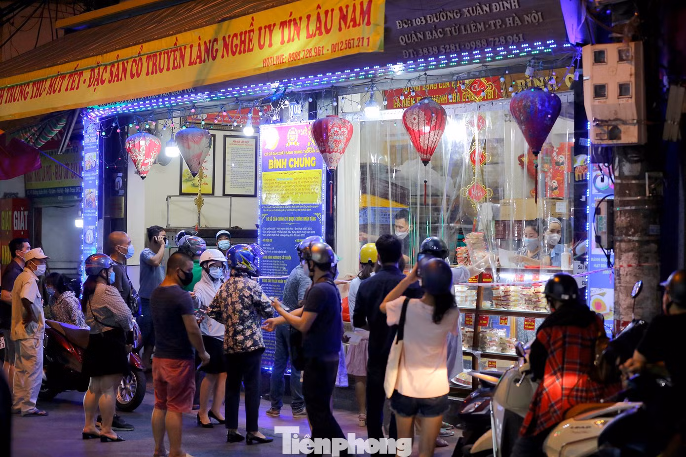 Cửa hàng có bố trí bảo vệ liên tục nhắc nhở, yêu cầu khách mua hàng đeo khẩu trang, xếp hàng và giữ khoảng cách...