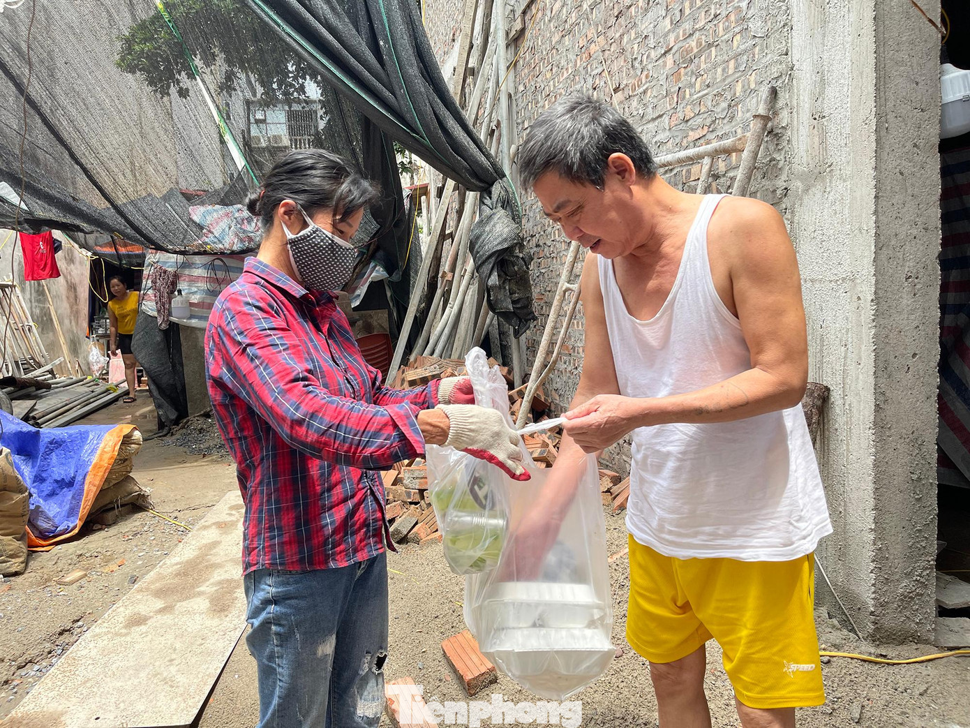 Chị Trần Thị Thanh quê tại Sơn Dương, Tuyên Quang chia sẻ: "Chúng tôi xuống thi công cho công trình xây dựng, mới được 4 hôm thì mắc kẹt ở đây vì giãn cách xã hội, nhận những suất ăn hỗ trợ như thế này chúng tôi phấn khởi, hạnh phúc lắm".