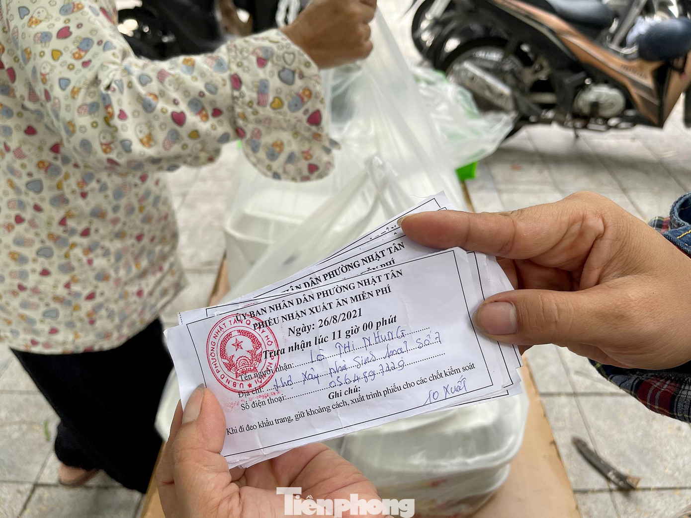 Người dân có hoàn cảnh khó khăn tại các phường sẽ được phát phiếu nhận xuất ăn miễn phí, thông qua tổ trường tổ dân phố và các lực lượng tình nguyện viên họ sẽ được nhận suất ăn tại nhà.