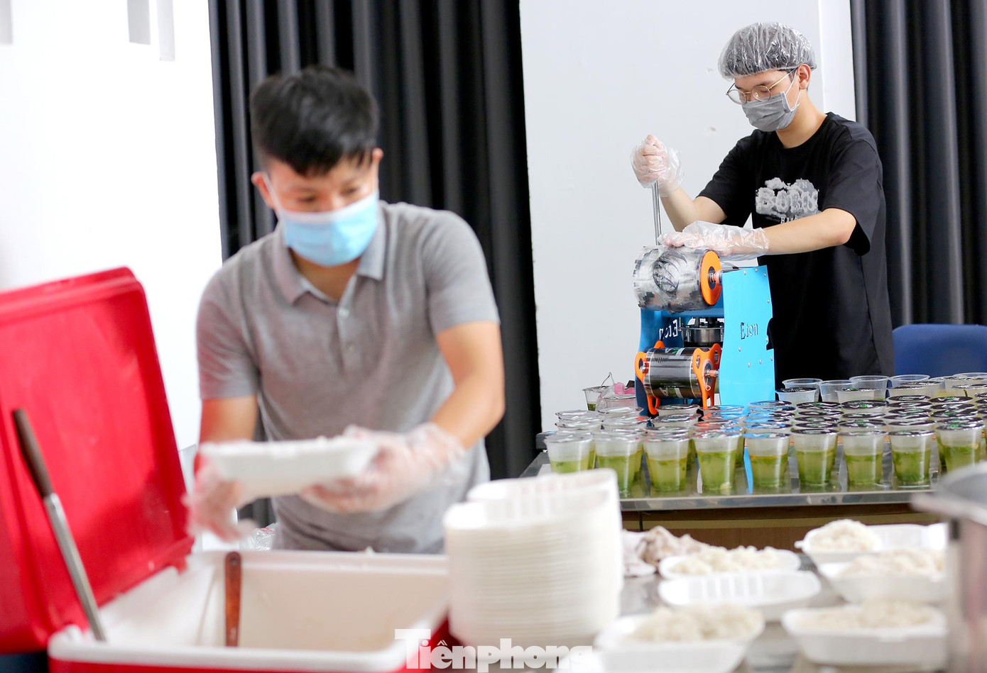 Dự kiến mỗi ngày sẽ có hàng trăm suất ăn dinh dưỡng như thế này được triển khai liên tục đến hết thời gian thực hiện giãn cách xã hội ngày 6/9. UBND quận Tây Hồ cũng đã lên kế hoạch cụ thể việc hỗ trợ những người có hoàn cảnh khó khăn, phân bổ đúng đối tượng theo danh sách của tổ dân phố các phường đăng ký chuyển lên.