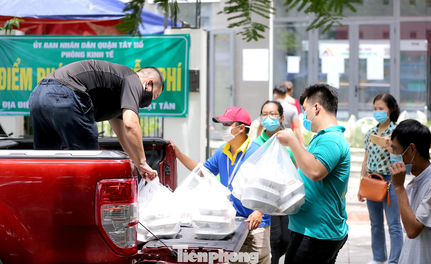 11h trưa, những suất ăn đã được lực lượng tình nguyện viên chuyển đến tận tay những người dân có hoàn cảnh khó khăn.