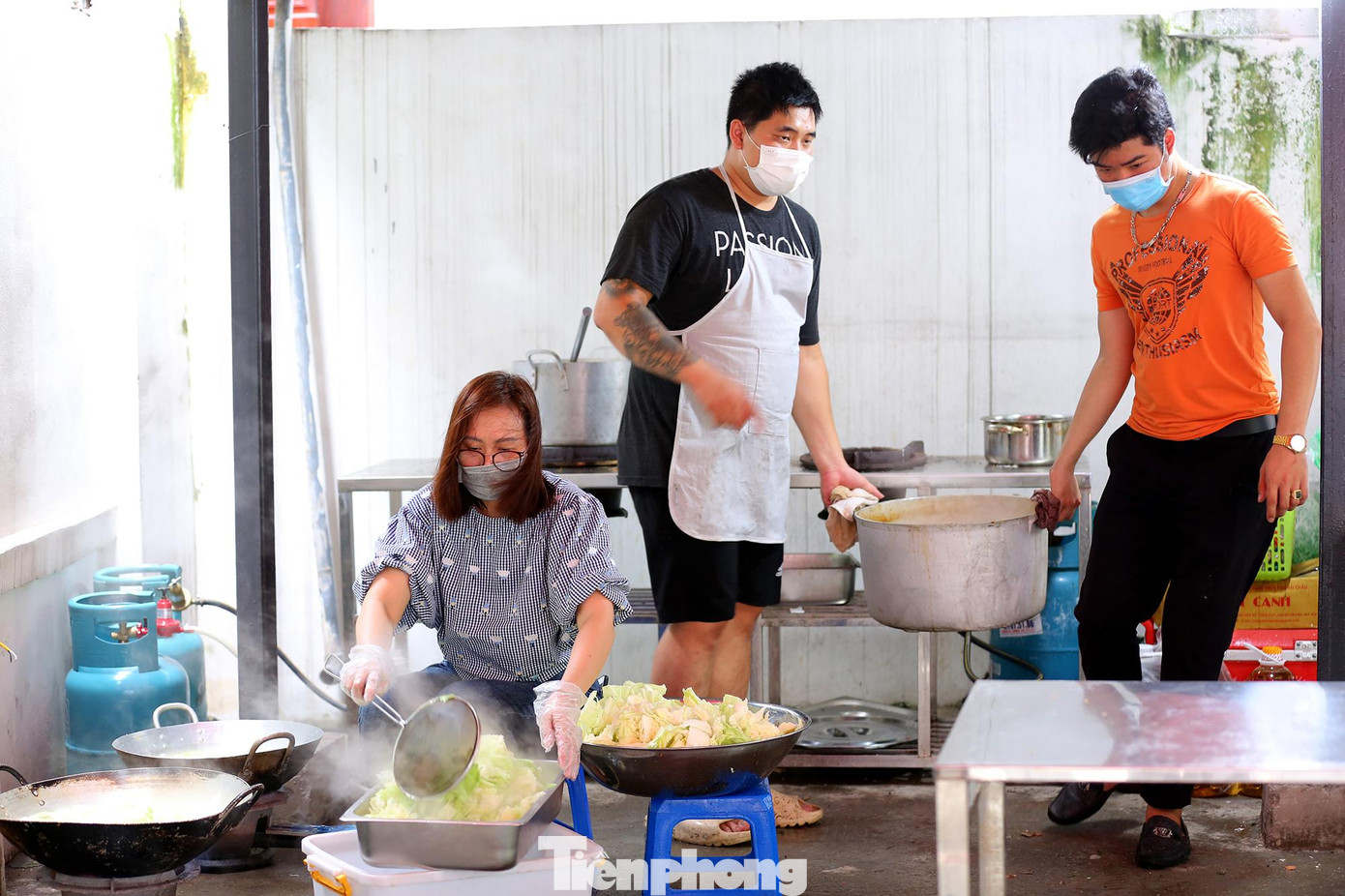 'Bếp ăn 0 đồng' do UBND quận Tây Hồ, Hà Nội triển khai mỗi ngày đã chuẩn bị 2 bữa cơm với khoảng 800 suất ăn hỗ trợ đến người dân có hoàn cảnh khó khăn. Những suất cơm nóng hổi đủ dinh dưỡng với rau, thịt sẽ được trao tận tay những người khó khăn tại 4 phường trên địa bàn quận Tây Hồ.