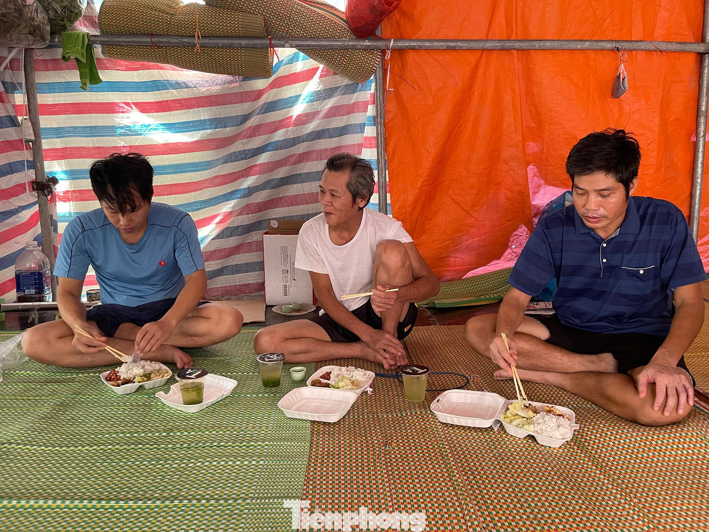 Nhóm thợ xây hơn 10 người đến từ Thái Bình, Hoà Bình hạnh phúc với suất ăn miễn phí ngay tại lán trại công trình xây dựng.