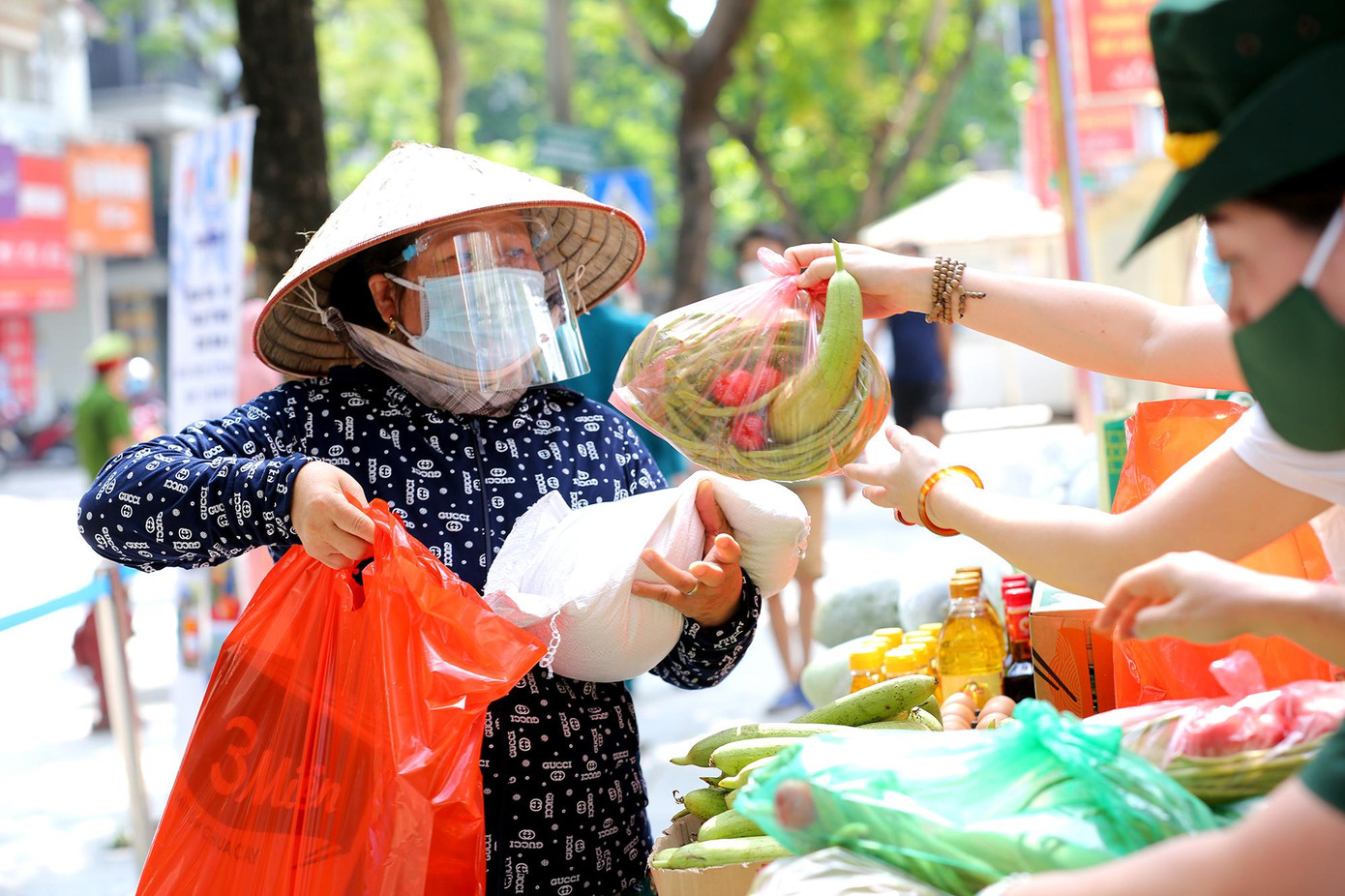 Bác Nguyễn Thị Hồng 51 tuổi ở phường Ngọc Hà chia sẻ: "gia đình có hoàn cảnh khó khăn nên khi đại dịch bùng phát càng khiến cho gia đình bà chật vật trong cuộc sống, nhận những món quà ý nghĩa này tôi vô cùng hạnh phúc".