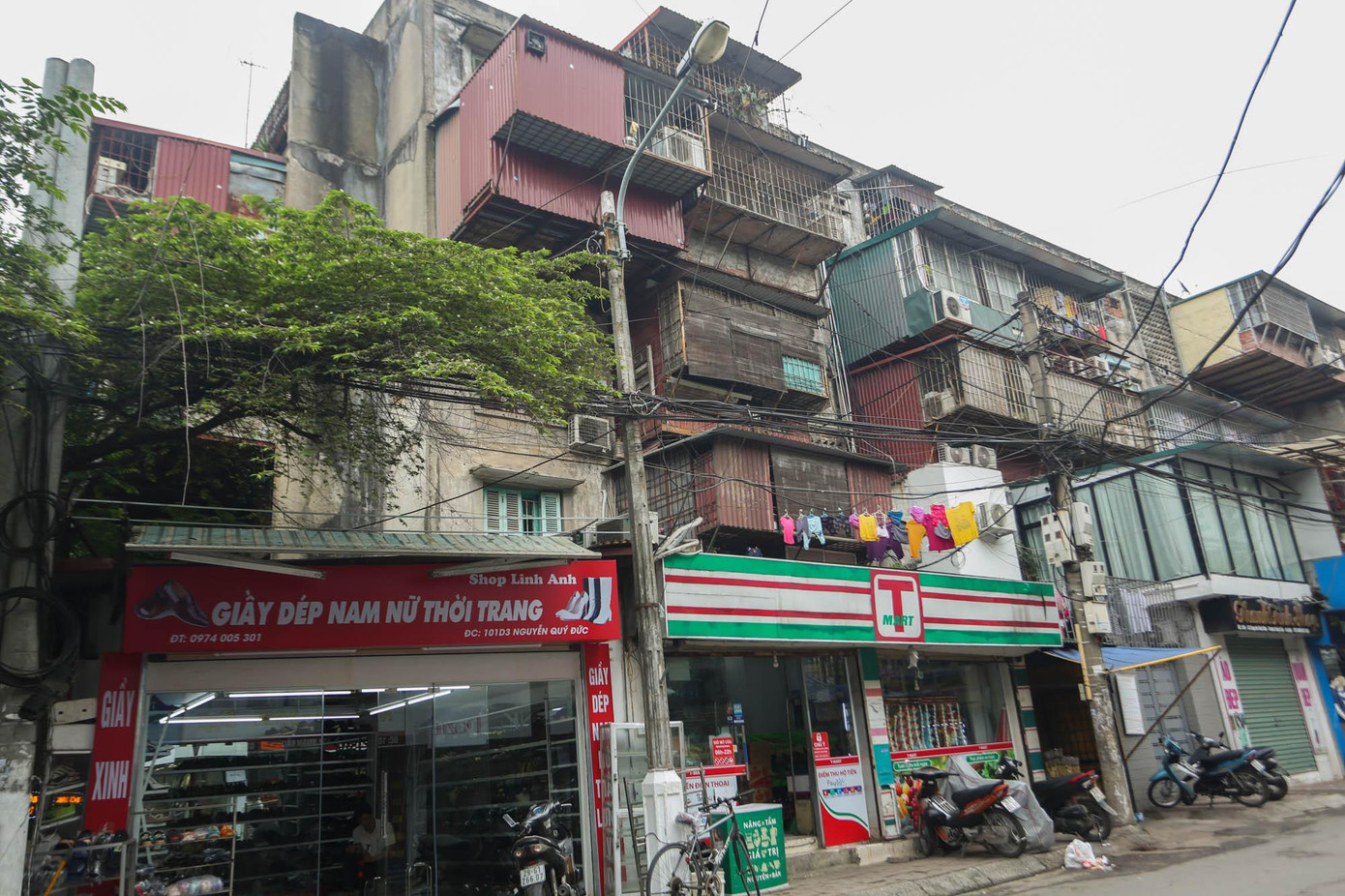 Khu tập thể Thanh Xuân Bắc, xuất hiện nhan nhản hình ảnh 'chuồng cọp'.