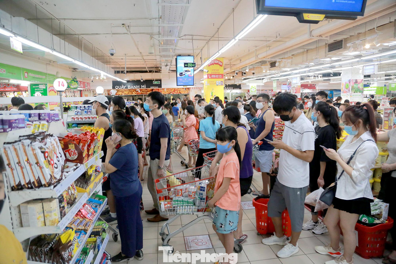 Tương tự tại siêu thị Big C Trần Duy Hưng, hàng dài người dân đứng chờ đợi đến lượt để thanh toán.