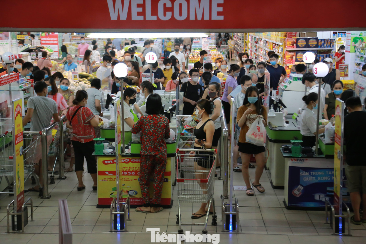 Tại siêu thị Big C the garden, người dân đổ dồn về mua đông tối nay dẫn đến tình trạng ùn ứ tại các quầy thanh toán, không đảm bảo khoảng cách an toàn phòng, chống dịch.