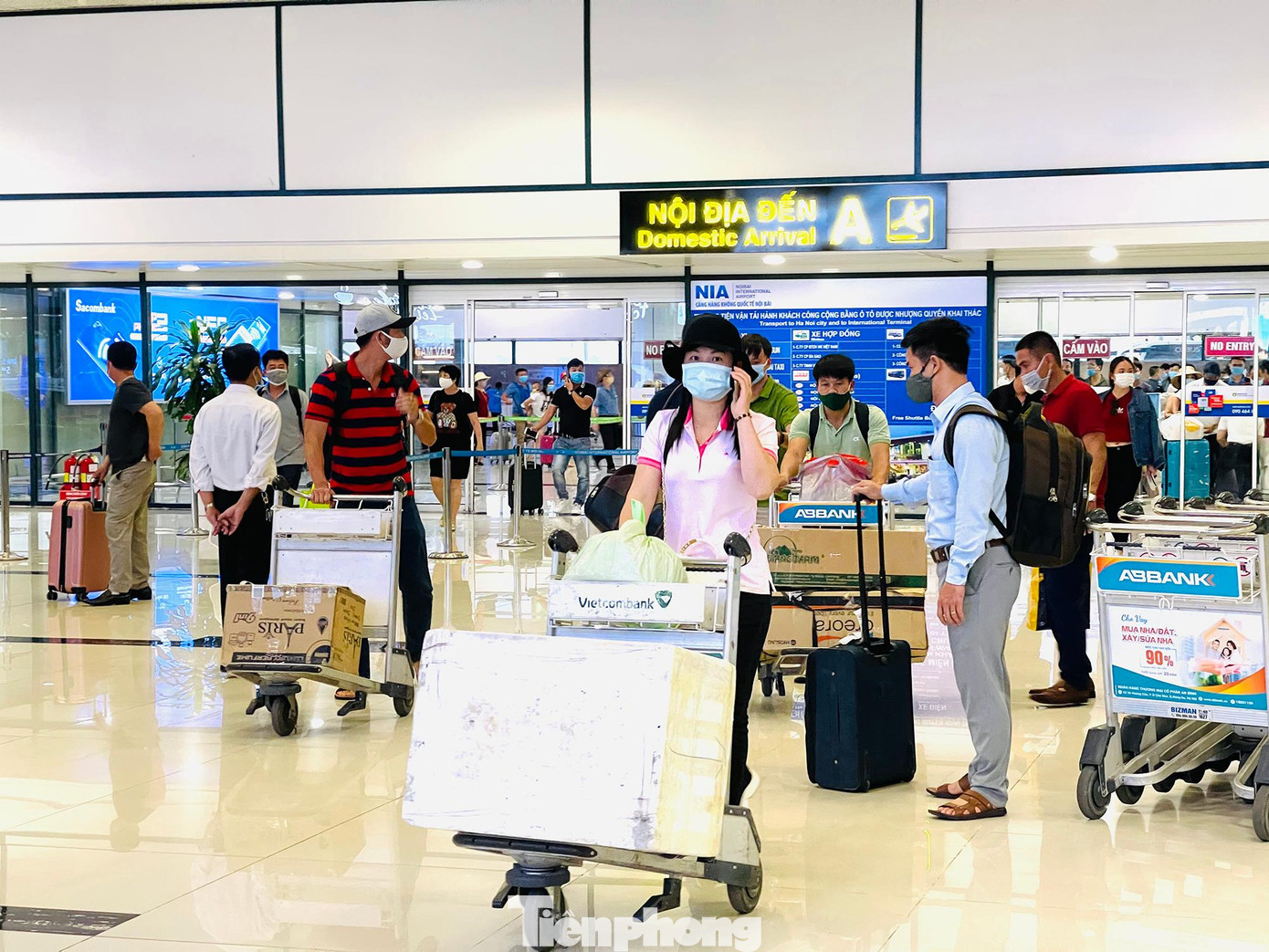 Sảnh nội địa đến cũng đón khá nhiều hành khách trong chiều tối 29/4.