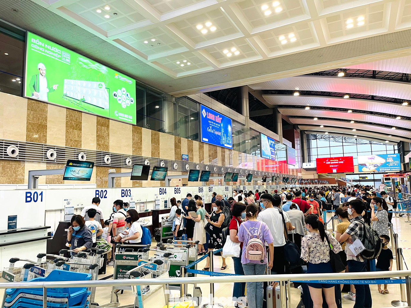 Trước lưu lượng khách đổ về quầy làm thủ tục tăng đột biến ngày cao điểm, Cảng Hàng không Quốc tế Nội Bài đã bố trí, tăng cường nhân lực để mở tối đa tất cả máy soi hiện có, từ đó giải tỏa hành khách trước khu vực điểm soi chiếu an ninh trong khung giờ cao điểm, bảo đảm công tác phục vụ chuyến bay và chất lượng dịch vụ.