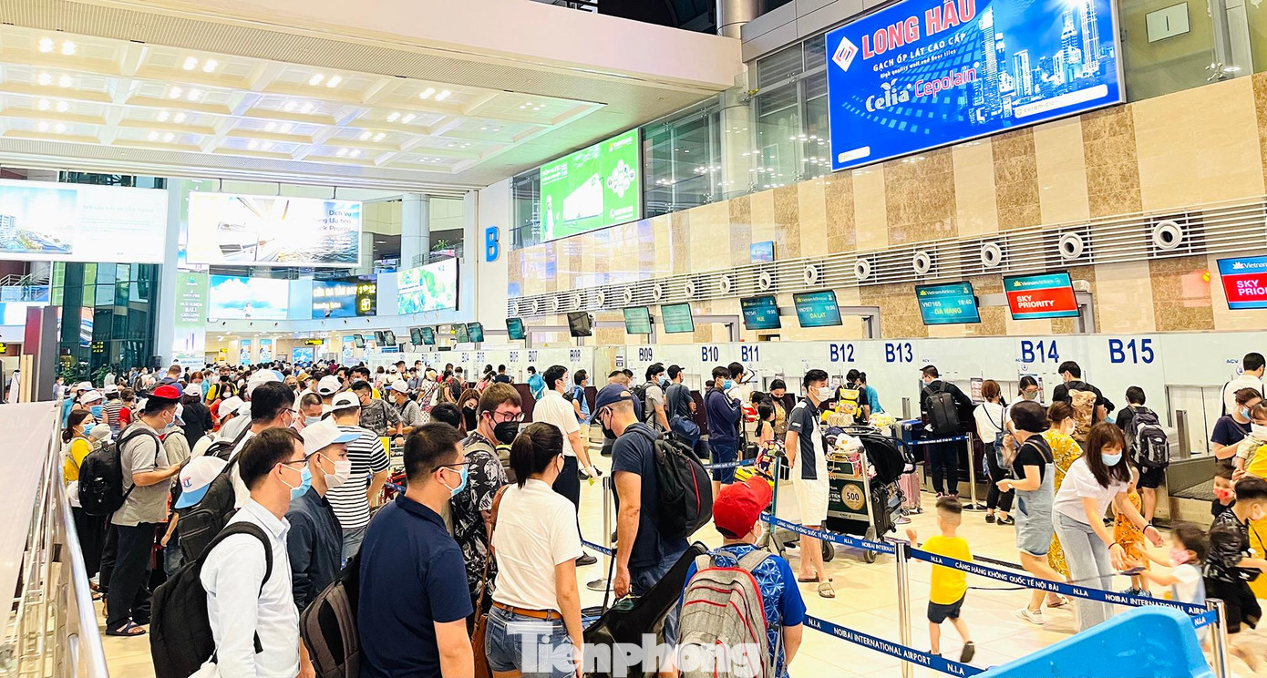 Càng về cuối giờ chiều 29/4, lượng khách đổ về sân bay Nội Bài làm thủ tục ngày một đông.