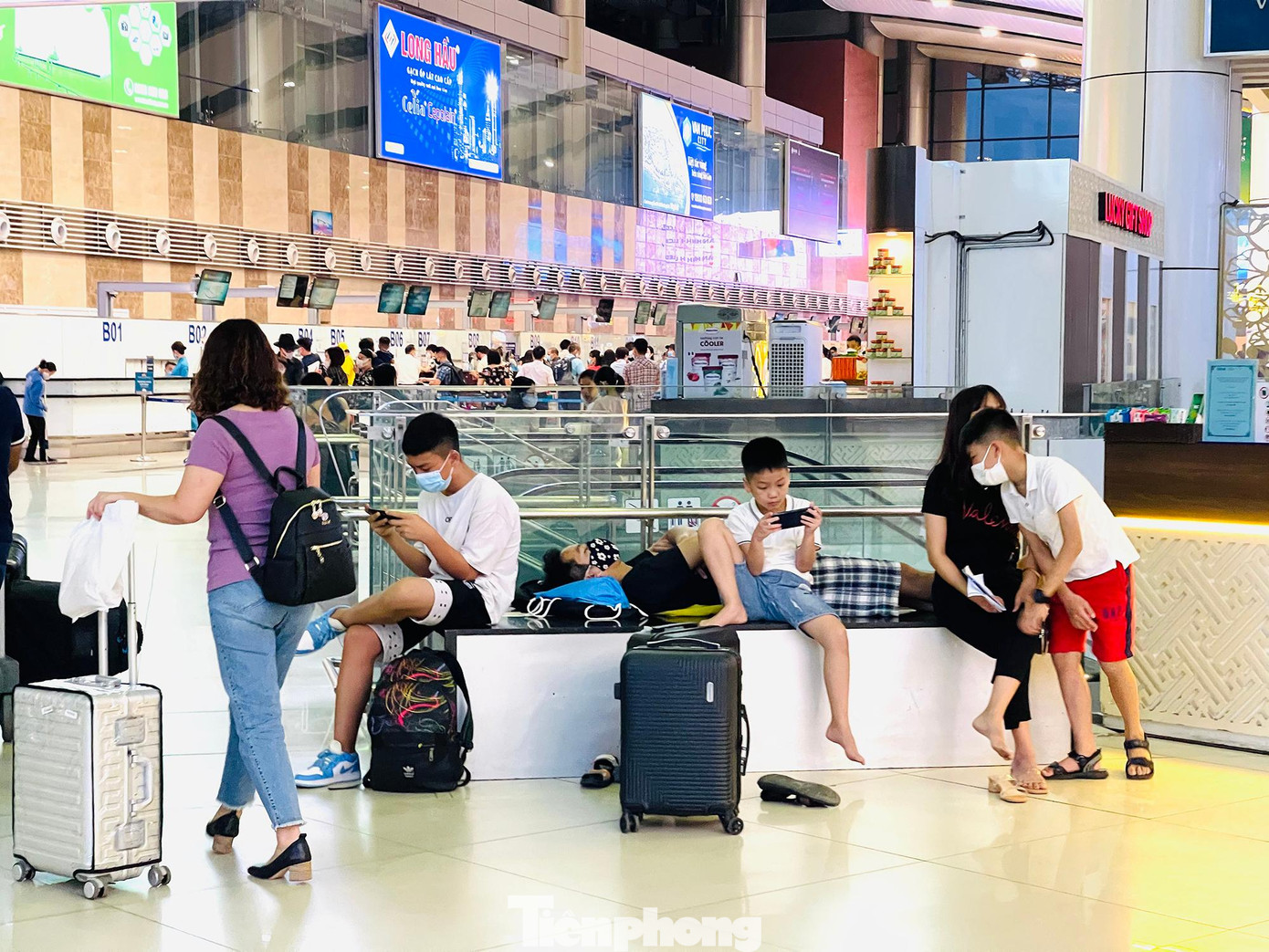 Một số hành khách sợ đi trễ giờ đã ra sân bay từ rất sớm và tranh thủ chợp mắt trong lúc đợi đến lượt làm thủ tục.