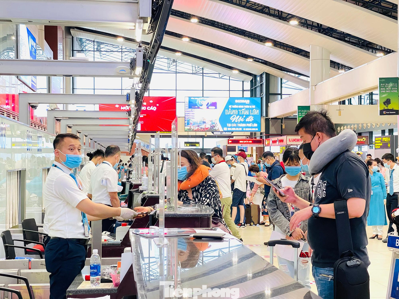 Các hãng hàng không và công ty dịch vụ mặt đất đã huy động thêm nhân viên hỗ trợ, hướng dẫn khách hàng làm thủ tục và khai báo y tế để rút ngắn thời gian.