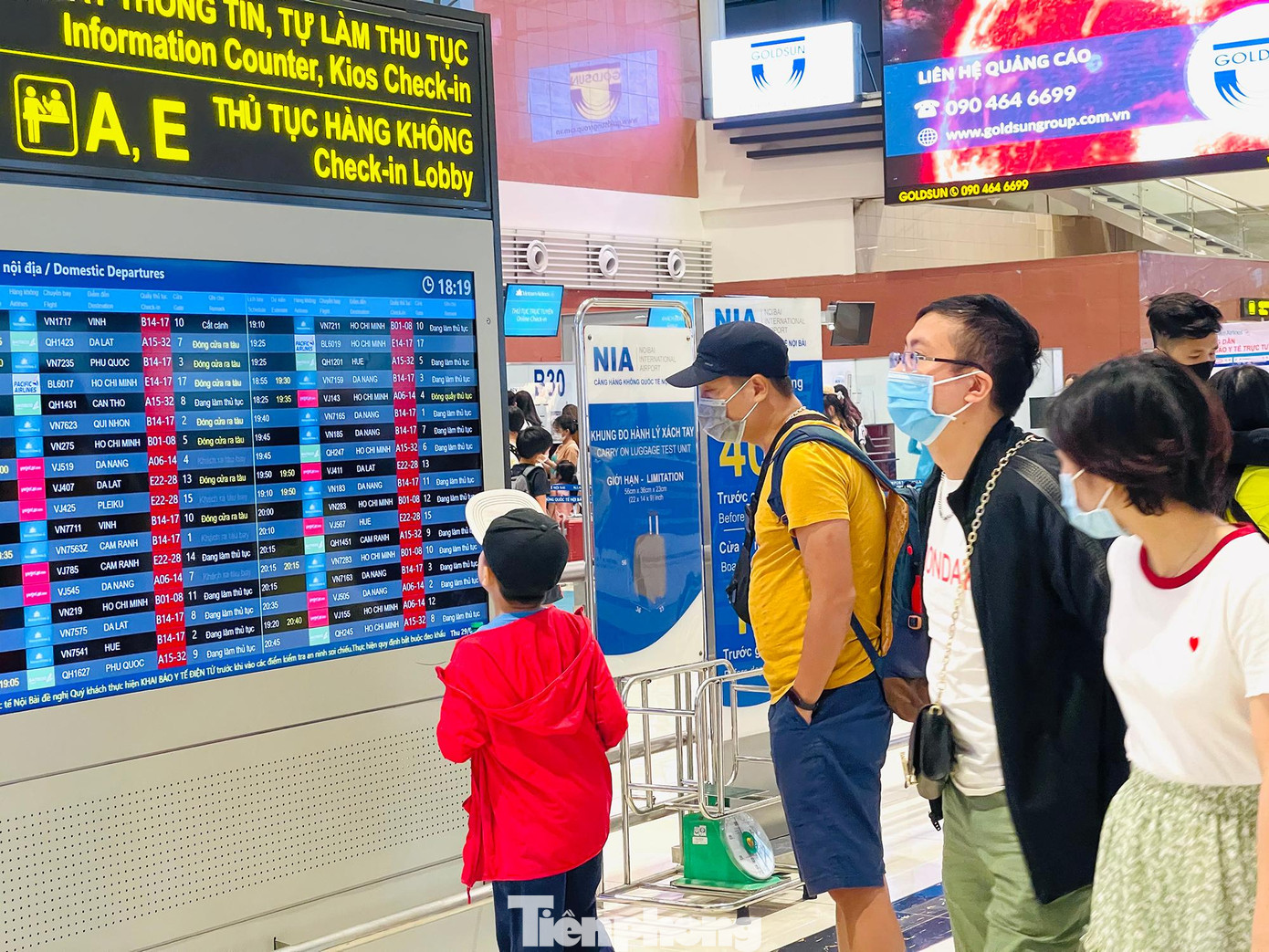 Trong dịp cao điểm nghỉ lễ 30/4 và 1/5, lưu lượng chuyến bay, hành khách qua Nội Bài dự báo tăng cao, với 78 - 80 nghìn lượt khách/ngày và hơn 500 lượt chuyến bay/ngày, cao hơn 30% so ngày thường và tăng 40% so cùng kỳ năm 2019. Trước diễn biến phức tạp của dịch COVID-19, sân bay Nội Bài cũng đã áp dụng hàng loạt biện pháp nhằm siết chặt công tác phòng dịch, bảo đảm an toàn cho hành khách.