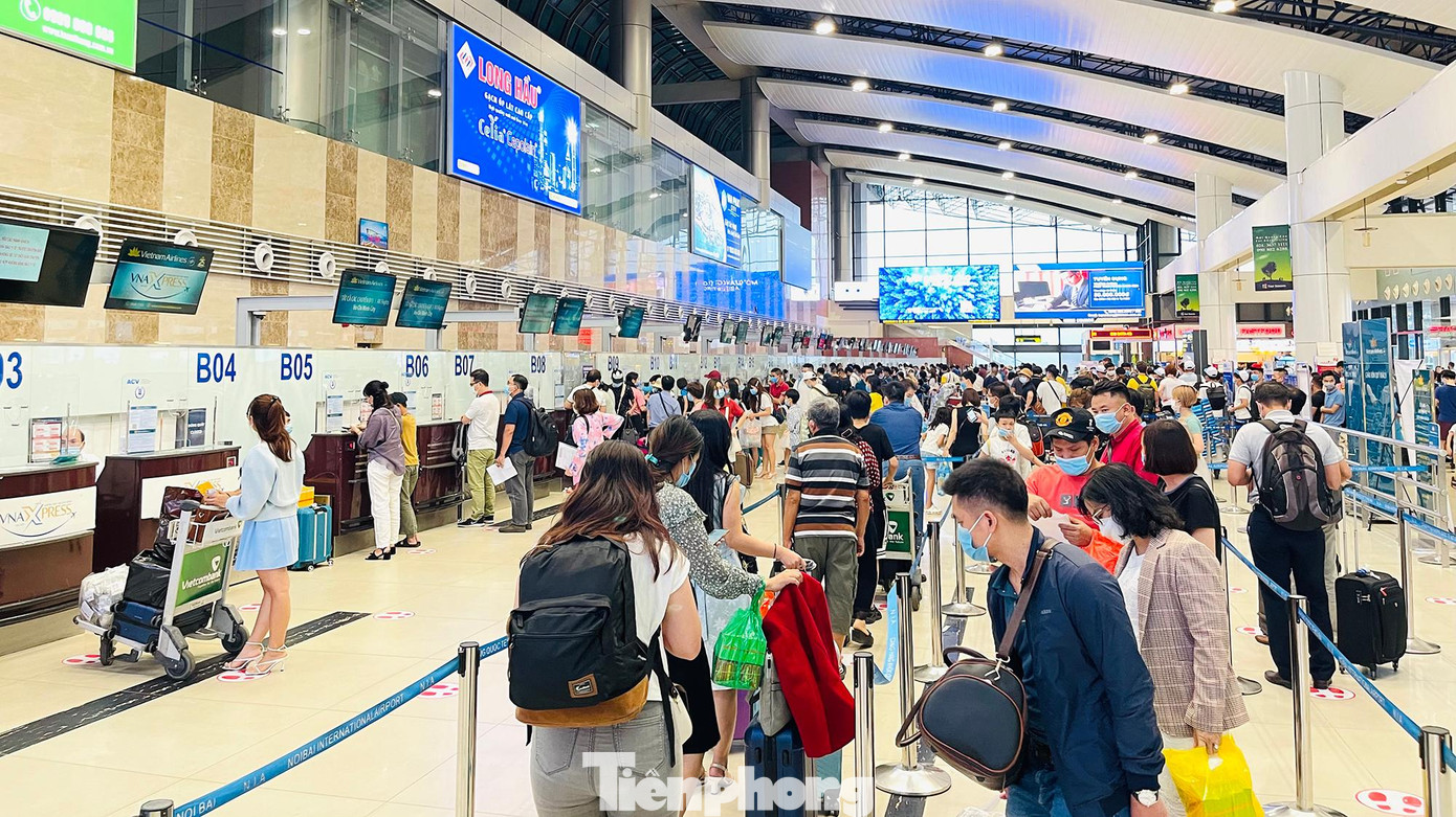 Các quầy làm thủ tục của các hãng hàng không và khu kiểm tra an ninh luôn trong tình trạng quá tải.