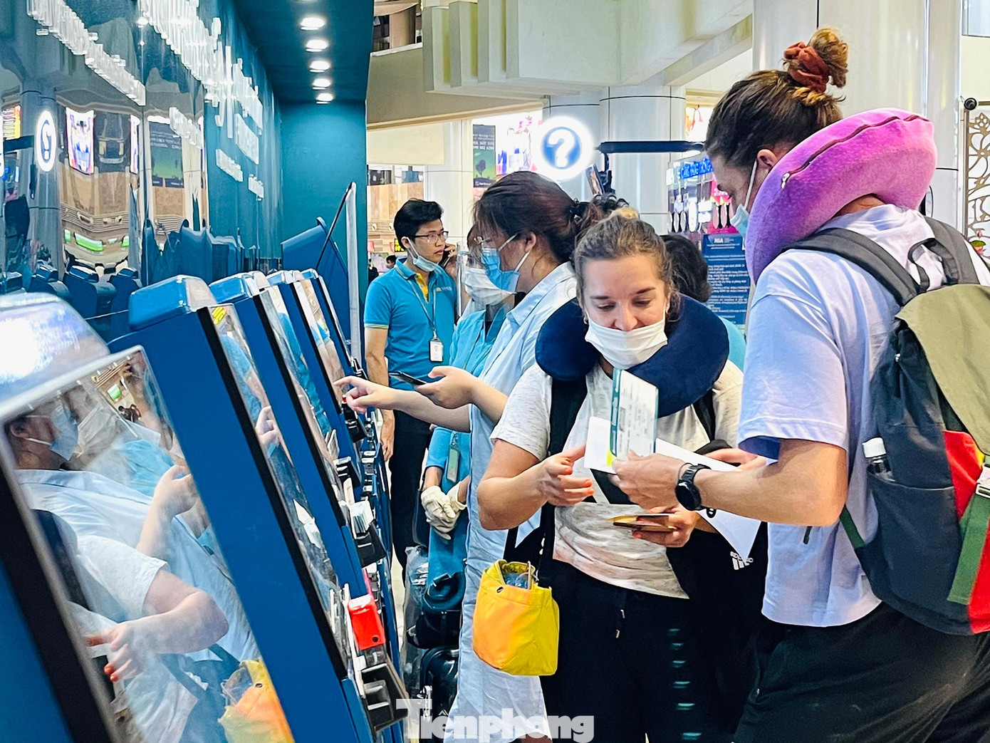 Các quầy làm thủ tục check-in trực tuyến cũng luôn đông kín người.
