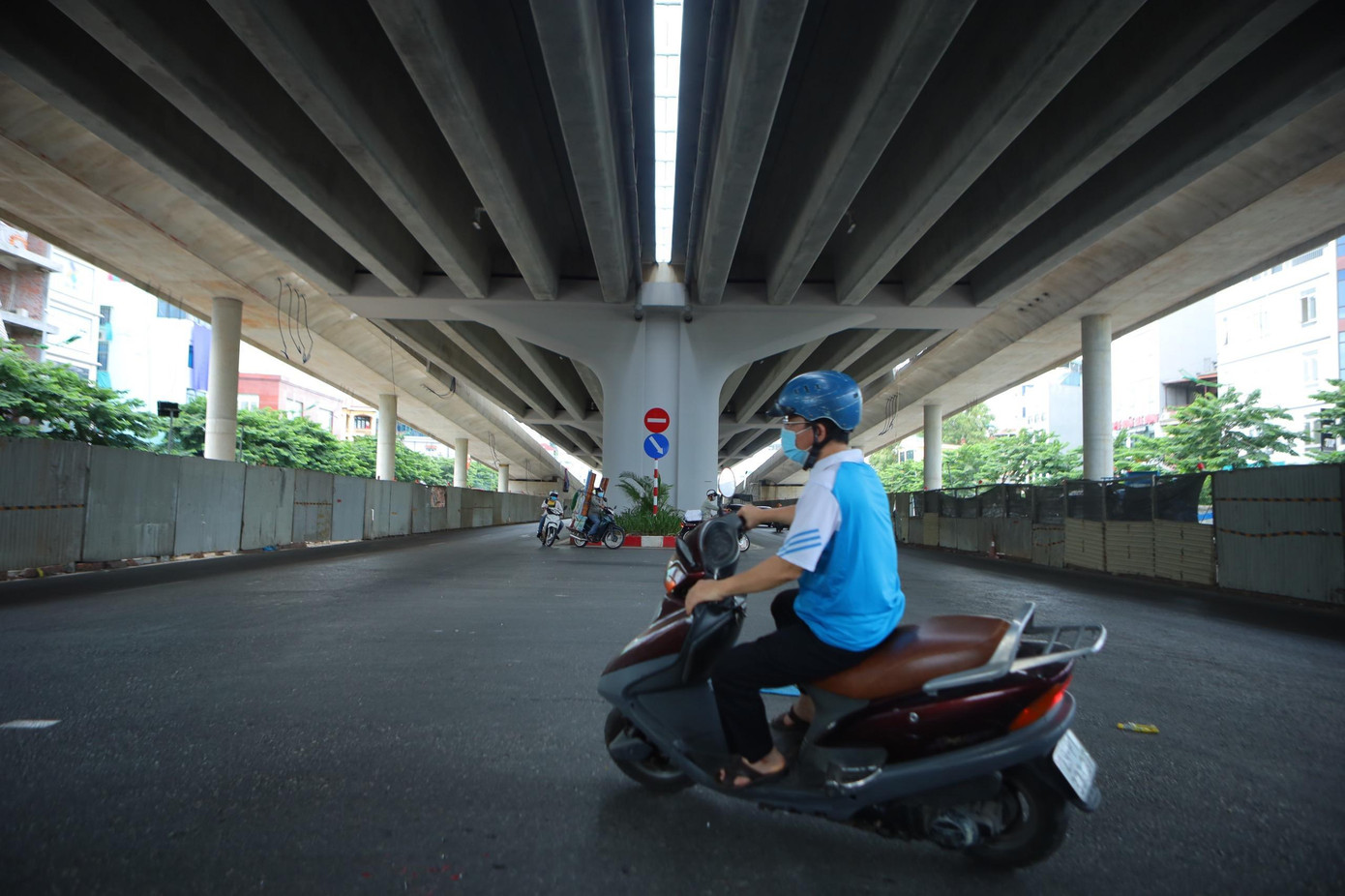 Bóng mát từ cây cầu đã giúp cho người dân di chuyển đỡ vất vả hơn trong ngày hè oi bức.