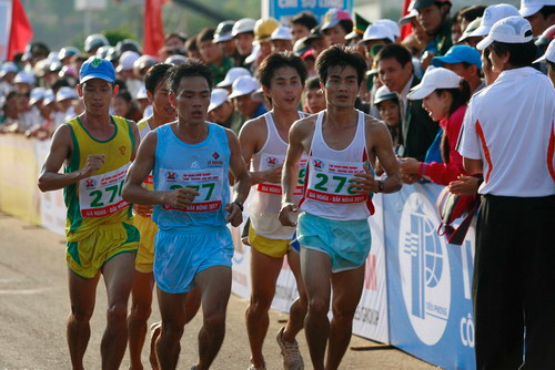 Có VĐV còn đội mũ để tránh nắng