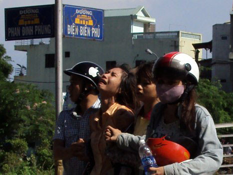 Bạn bè của Thiết khóc ngất khi biết tin chị tử vong. Ảnh: Thanh Ân