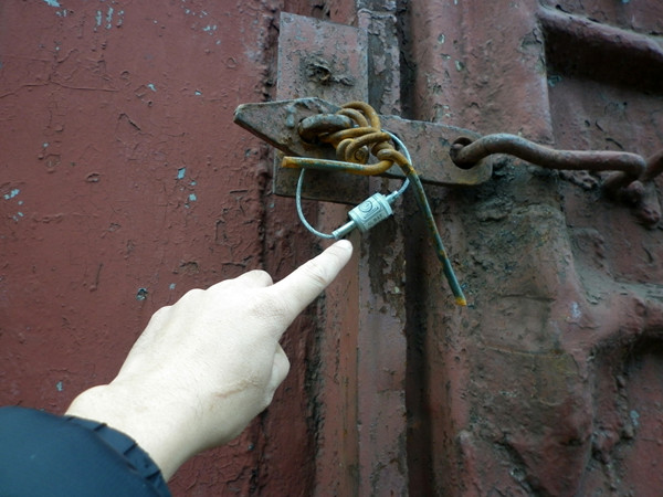 Các toa tàu được niêm phong bằng kẹp chì