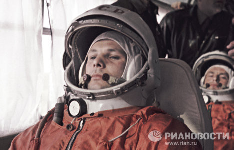 Gagarin và Titov trên đường ra tàu Phương Đông. Gagarin và Titov trên đường ra tàu Phương Đông
