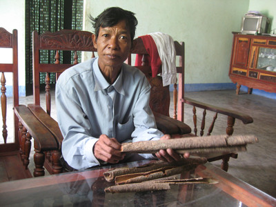 Ông A Hvôi chỉ cách dùng vỏ cây kre làm men rượu. Ông A Hvôi chỉ cách dùng vỏ cây kre làm men rượu