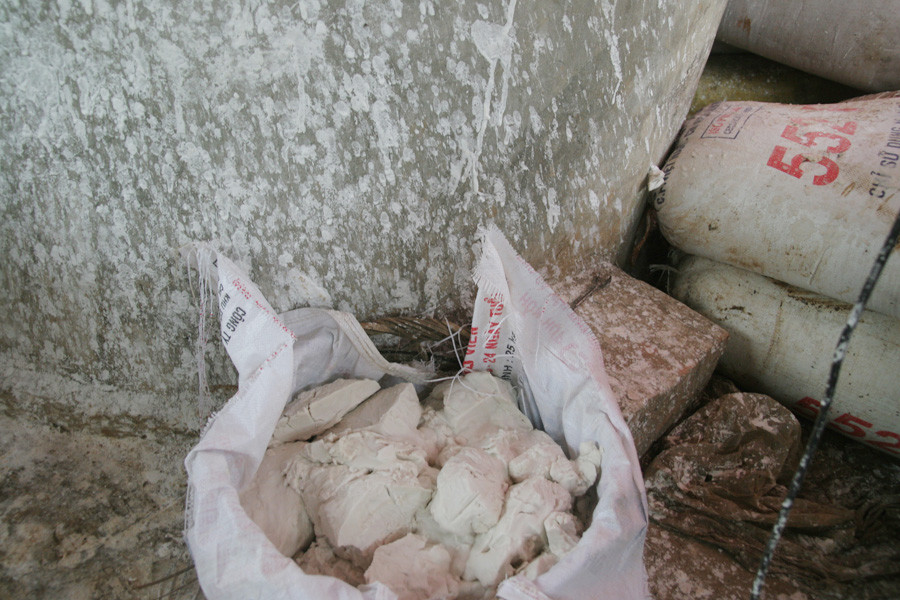 Bột lọc tiện đâu vứt đó, ruồi nhặng bu đầy