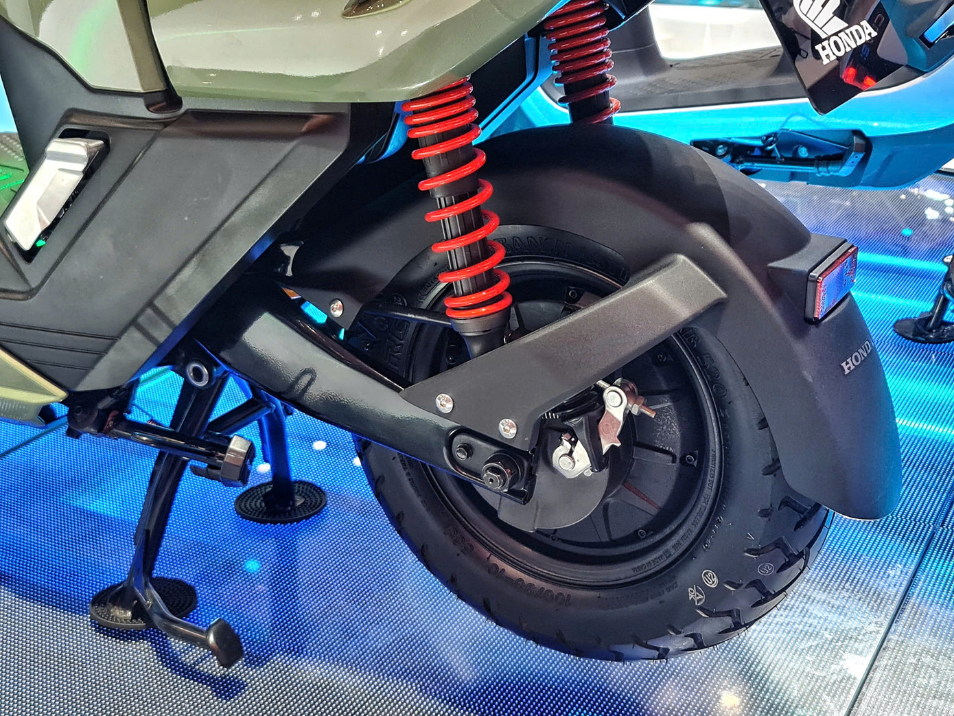 Động cơ điện trên ICOne được gắn vào bánh sau. Ảnh: Tạ Mai