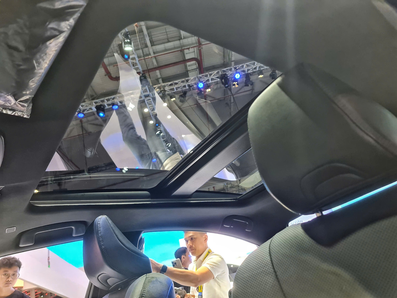 Hệ thống cửa sổ trời trên xe. Ảnh: Tạ Mai.