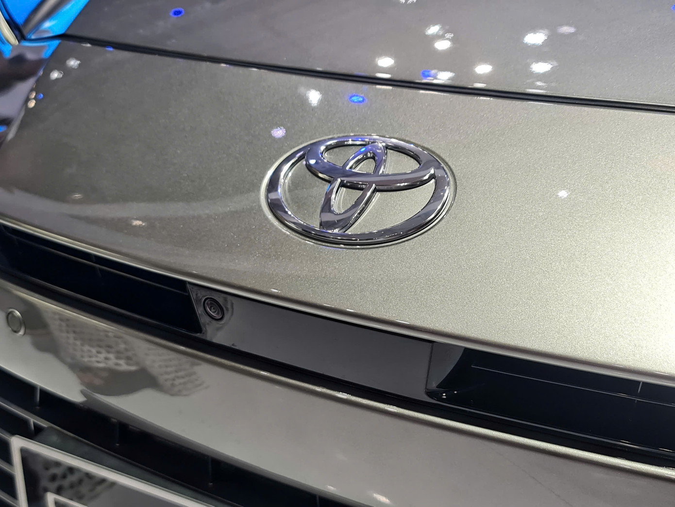 Camera trước trên xe