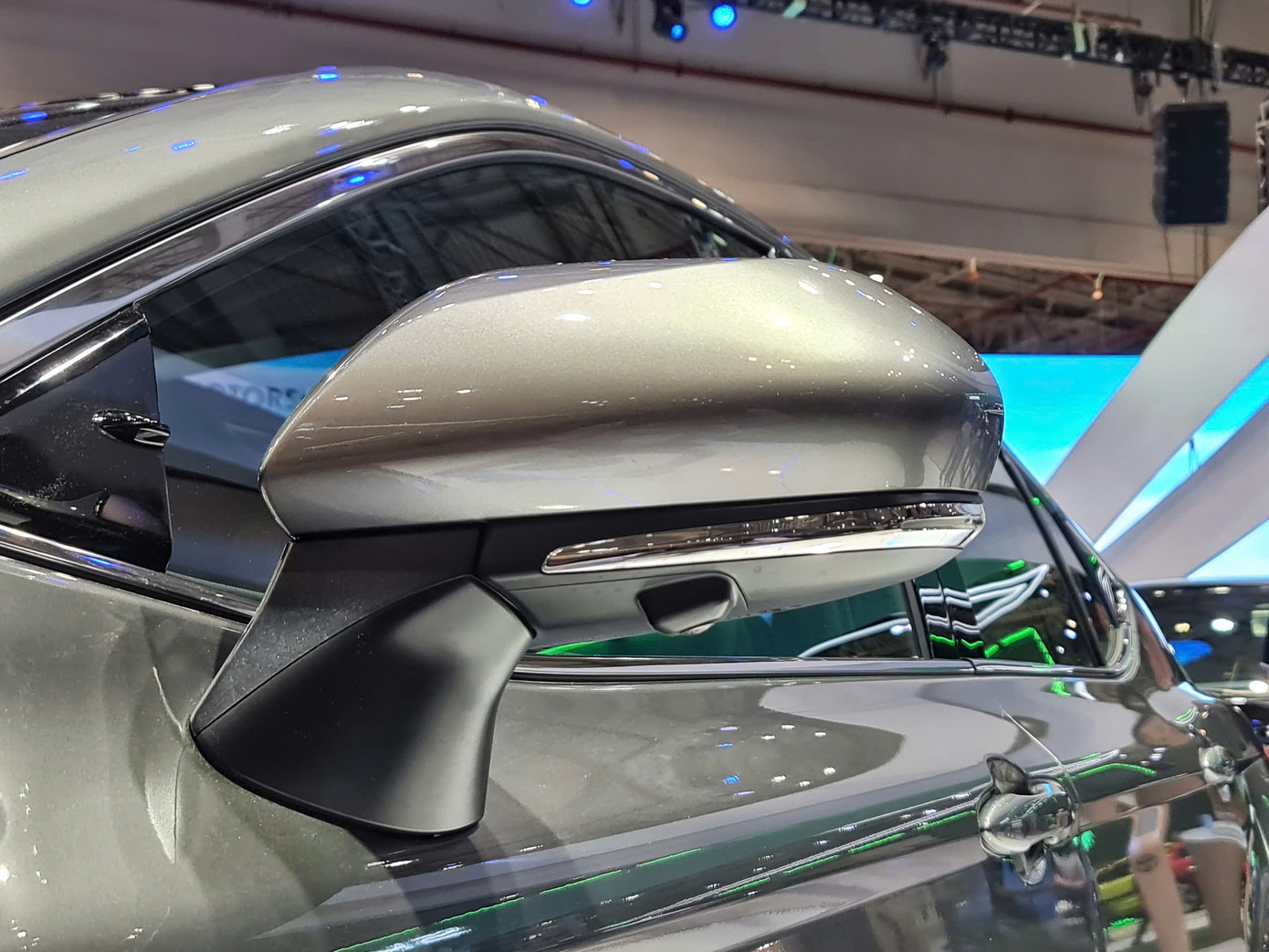 Camera trên kính chiếu hậu