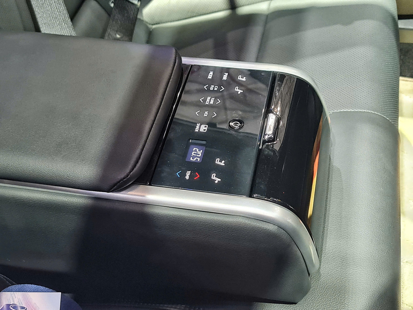 Phím cảm ứng điều khiển chức năng trên hàng ghế sau