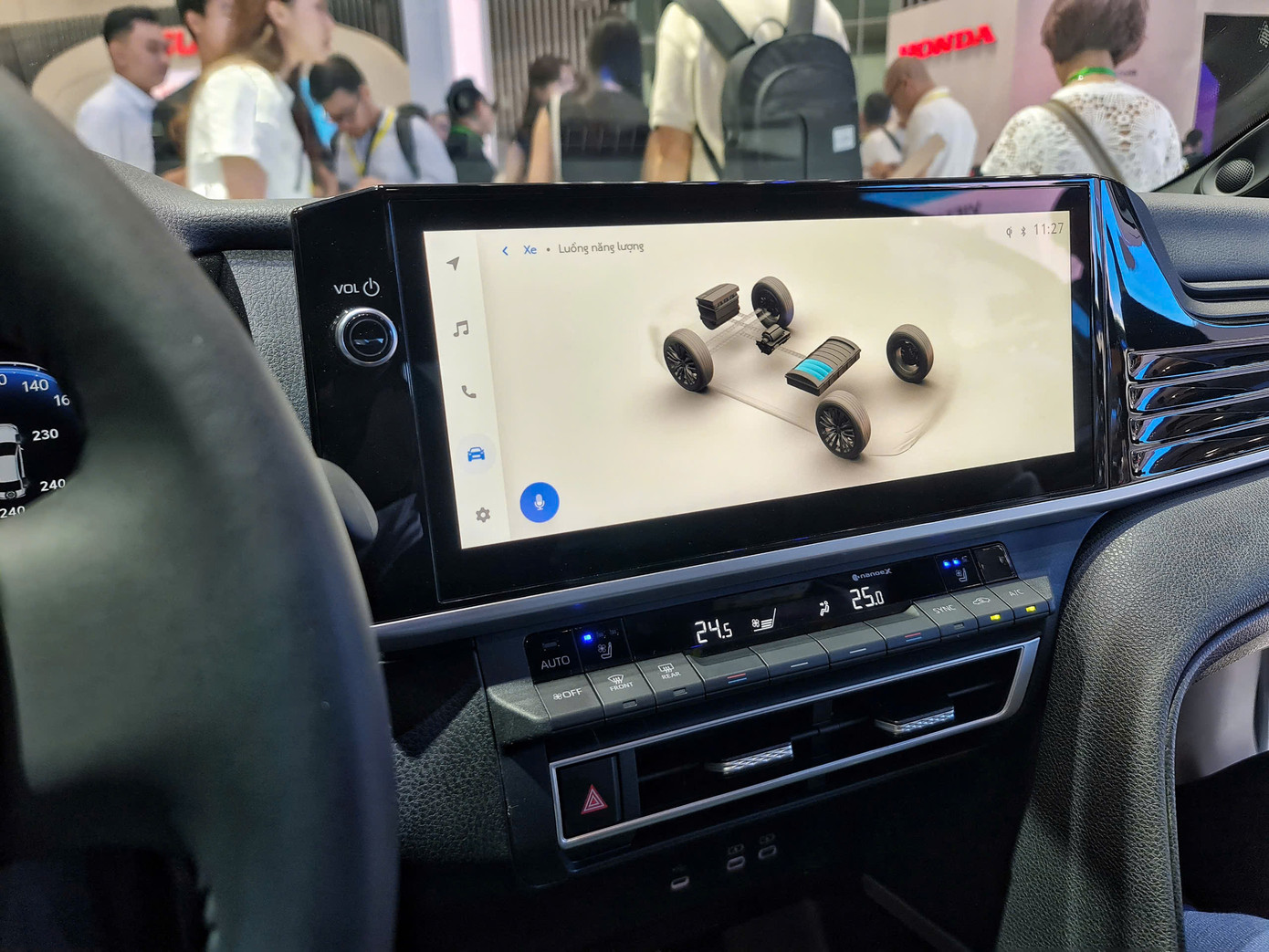 Màn hình thông tin giải trí có khả năng kết nối Apple CarPlay và Android Auto không dây