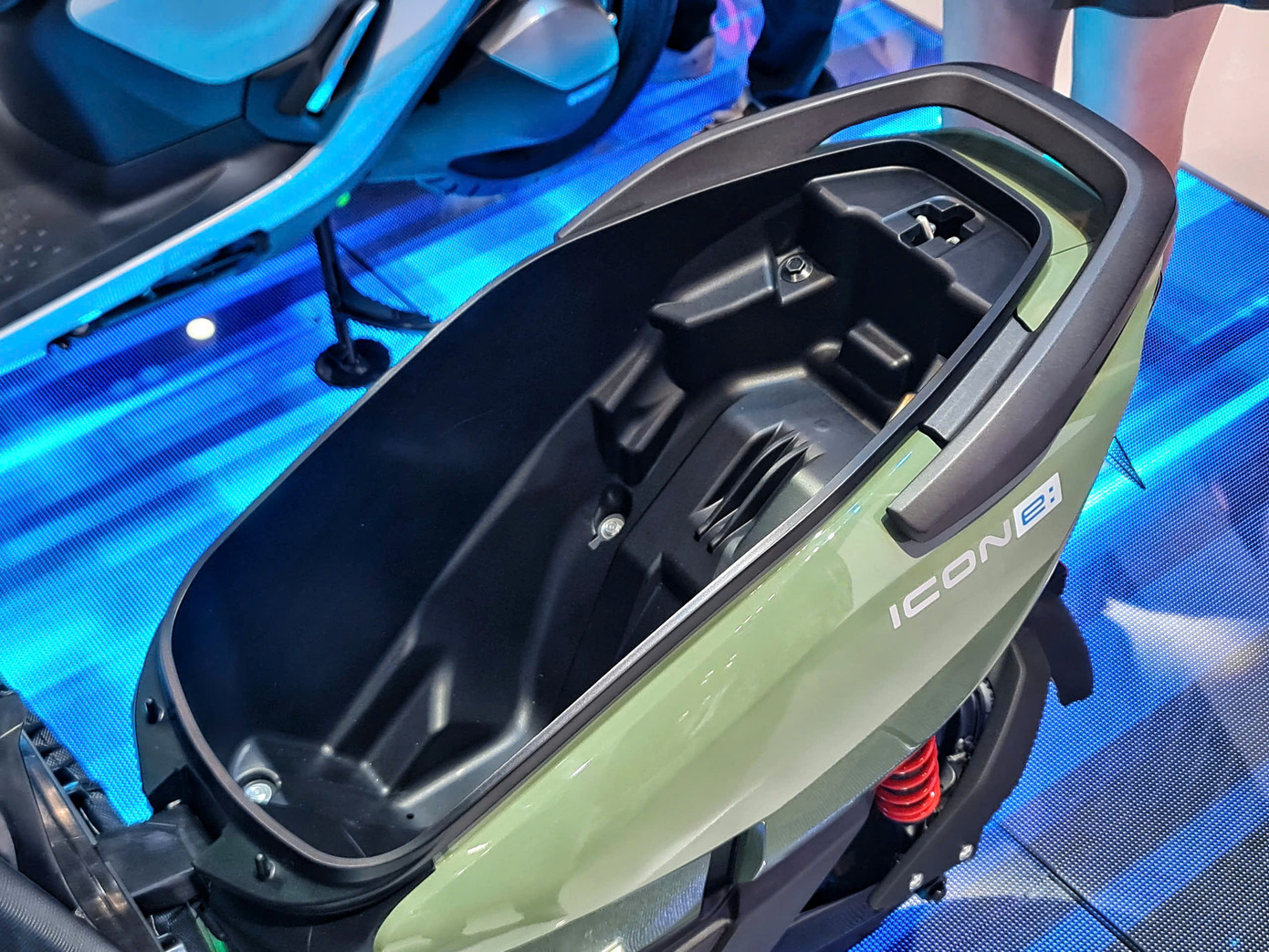 Cốp chứa đồ dưới yên rộng 26 lít