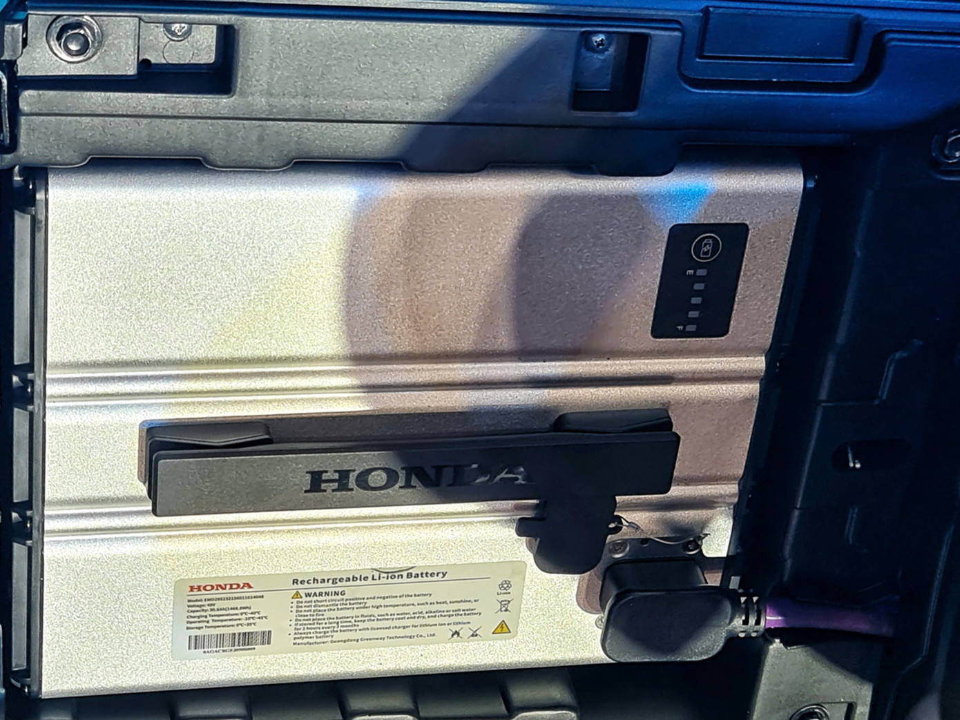 Pin đặt dưới sàn xe có thể tháo rời