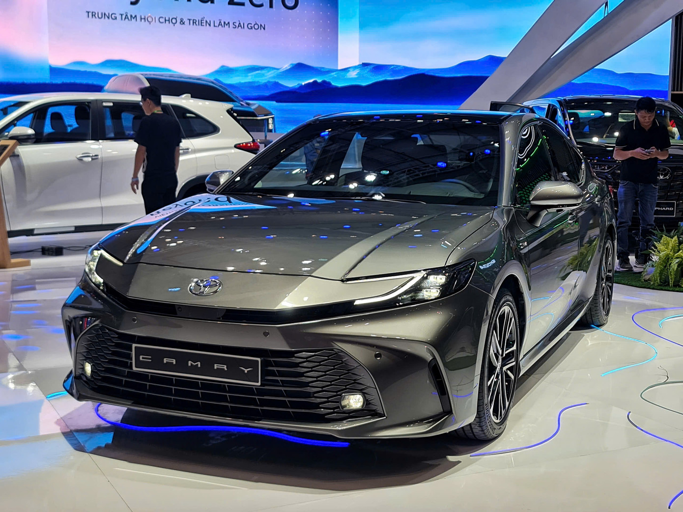 Cụm đèn pha được nối liền nhau