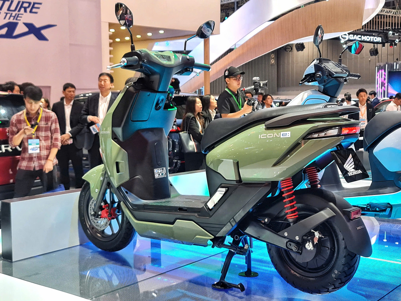 Một vài chi tiết trên xe có màu đỏ nổi bật. Ảnh: Tạ Mai.