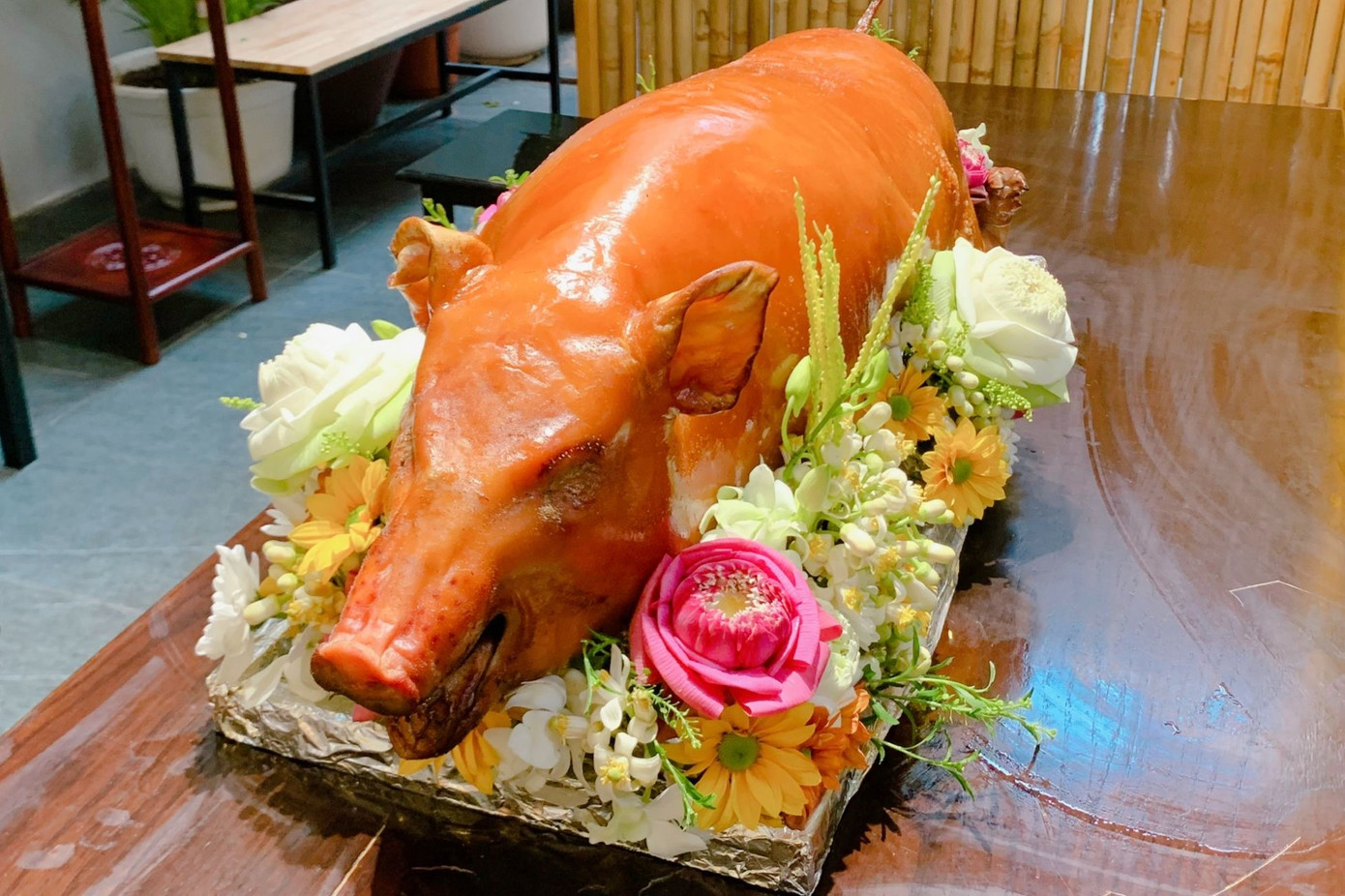 Mẹt lợn quay giá 6.000.000 đồng gây "sốt" dịp Thần tài và rằm tháng Giêng năm nay. Mẹt lợn quay giá 6.000.000 đồng gây "sốt" dịp Thần tài và rằm tháng Giêng năm nay.