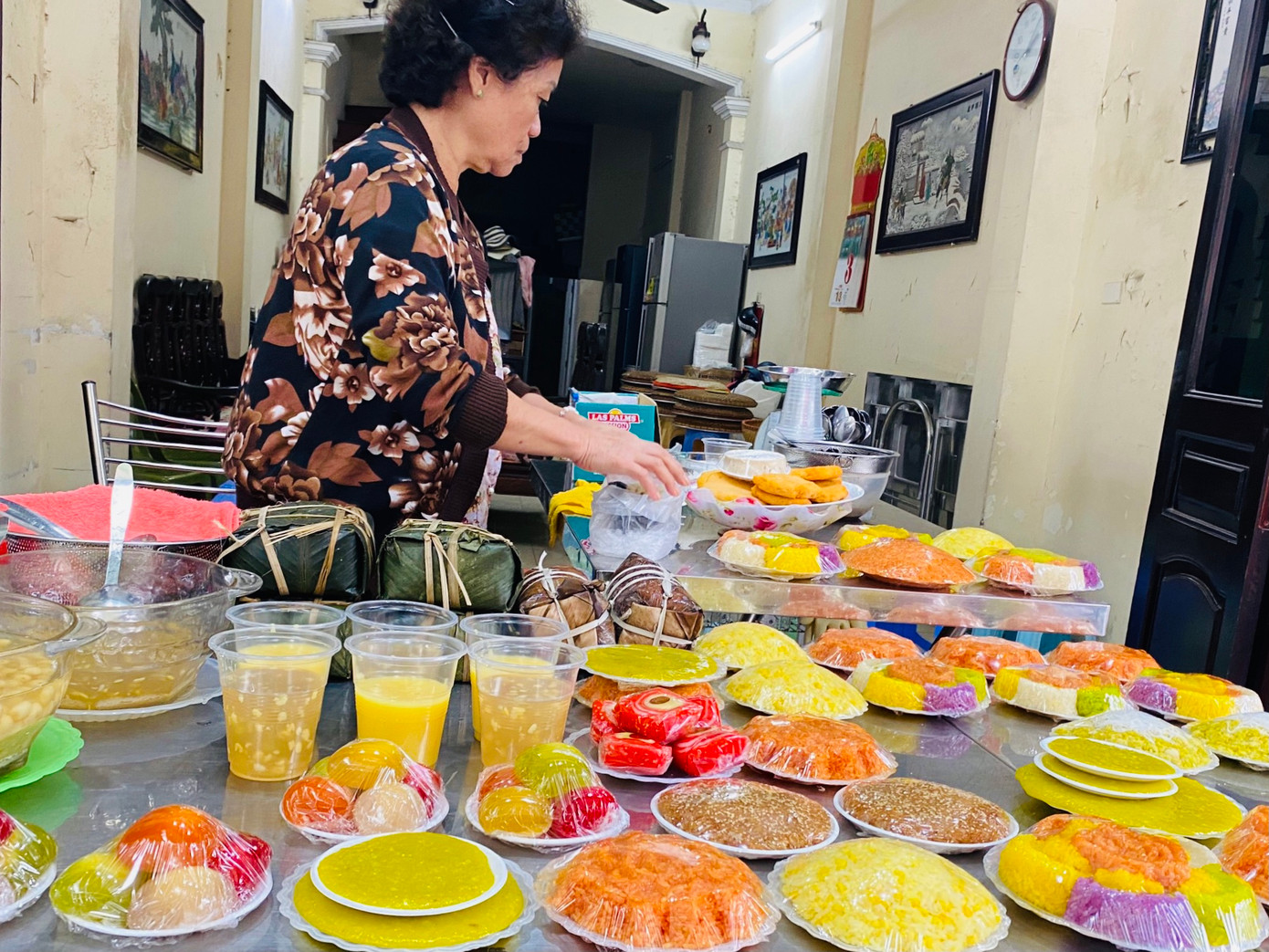 Các món chè, xôi ngũ sắc, bánh xu xê...đắt hàng dịp rằm tháng Giêng Các món chè, xôi ngũ sắc, bánh xu xê...đắt hàng dịp rằm tháng Giêng