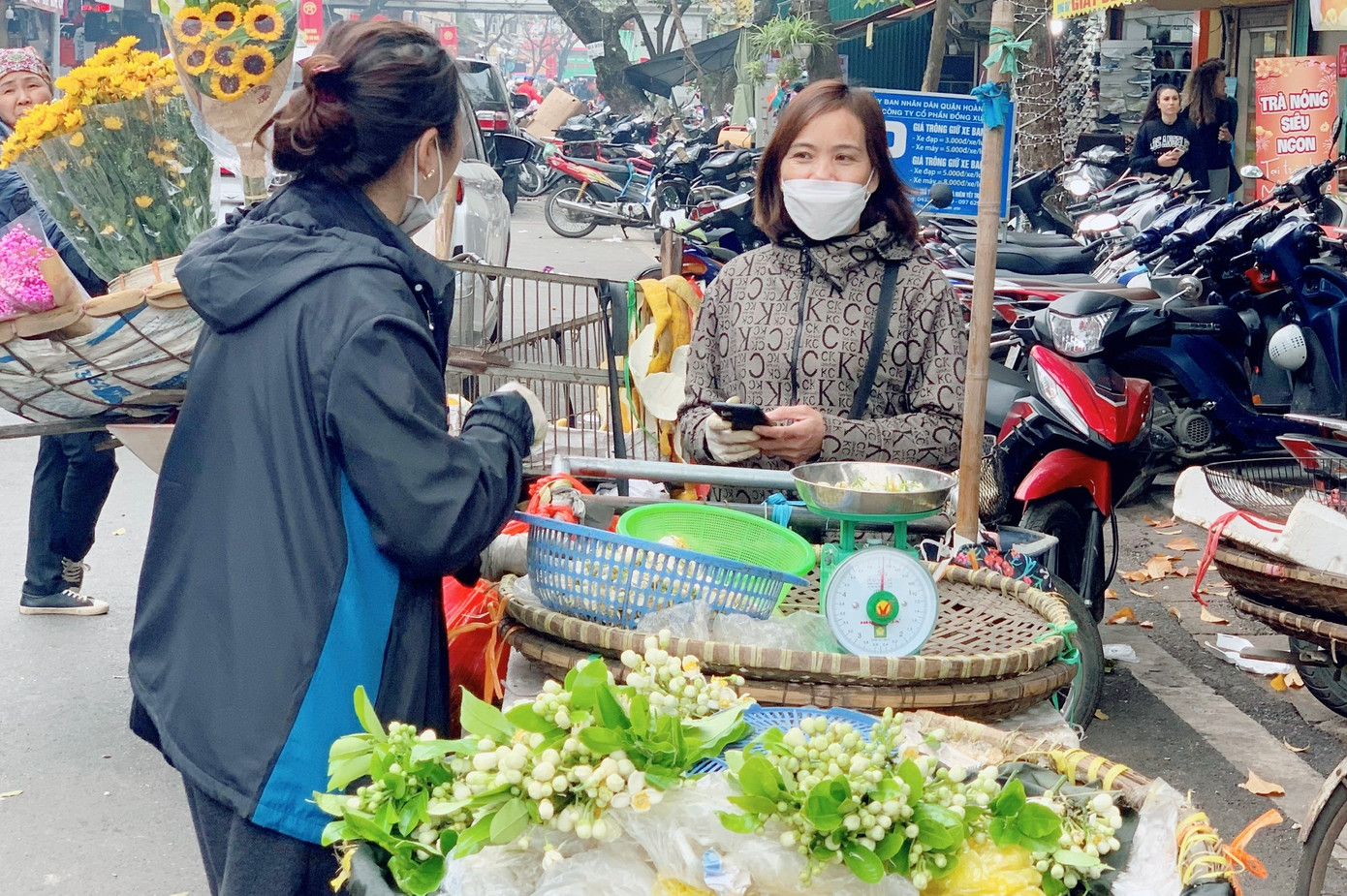 Hoa bưởi cắt đến đâu là bán hết đến đó, giúp tiểu thương kiếm tiền triệu mỗi ngày.