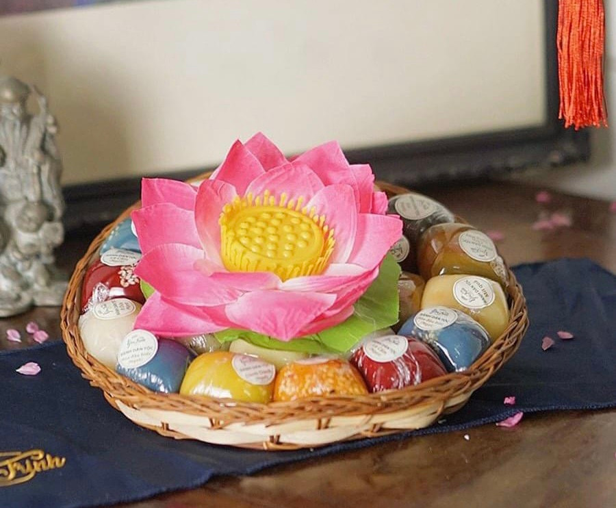 Mẹt bánh dân tộc hoa sen (Ảnh: Gia Trịnh) Mẹt bánh dân tộc hoa sen (Ảnh: Gia Trịnh)