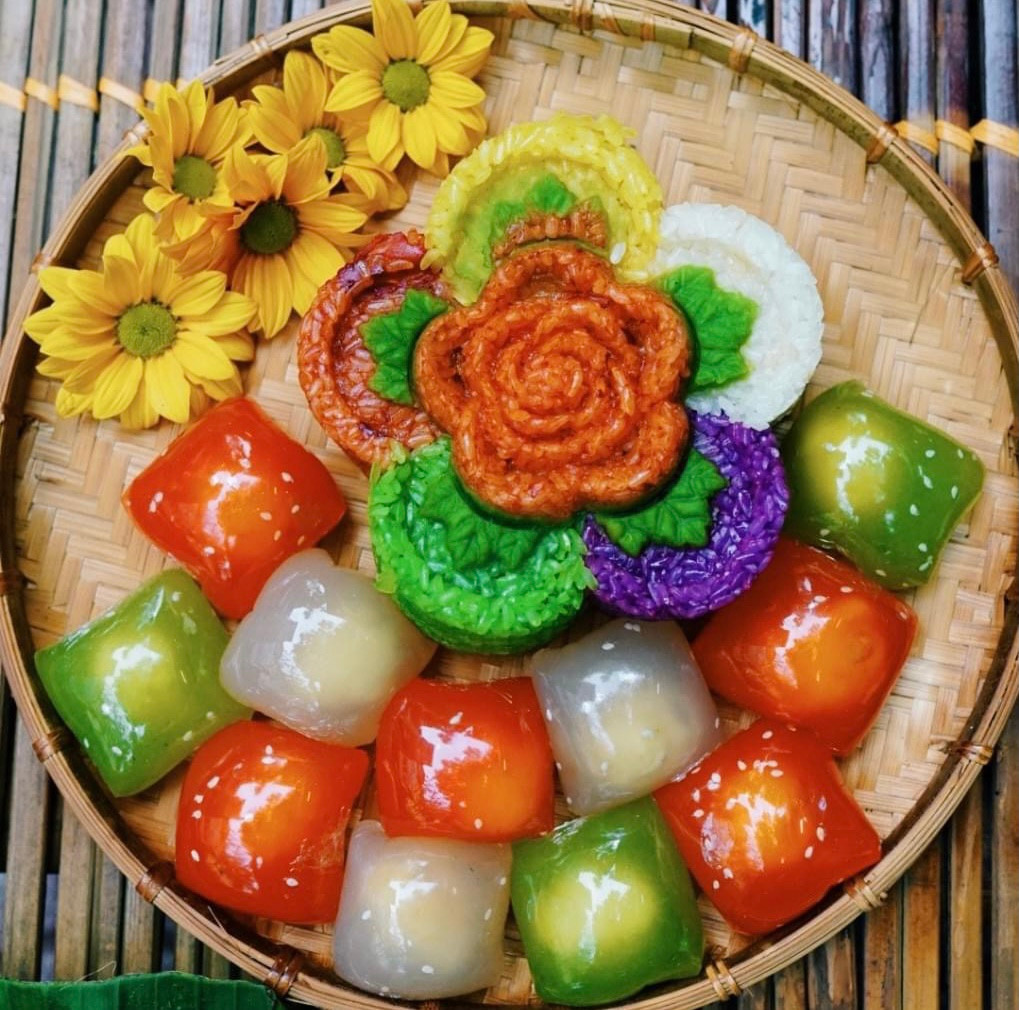 Bánh xu xê, xôi ngũ sắc mang ý nghĩa phong thuỷ, tượng trưng cho ngũ hành Bánh xu xê, xôi ngũ sắc mang ý nghĩa phong thuỷ, tượng trưng cho ngũ hành