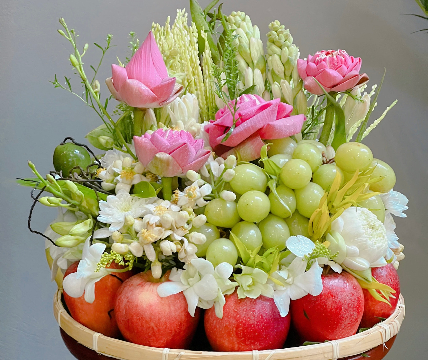 Mẹt hoa kết hợp với ngũ quả được nhiều khách hàng lựa chọn cúng rằm tháng Giêng. Mẹt hoa kết hợp với ngũ quả được nhiều khách hàng lựa chọn cúng rằm tháng Giêng.