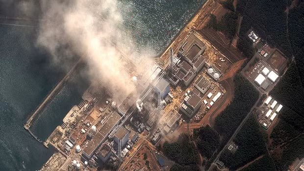 Khói trắng bốc lên tại nhà máy hạt nhân của Nhật Bản