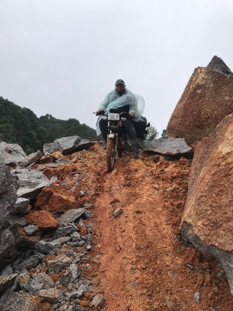 Trèo đèo, lội suối mang chăn, áo ấm tặng học sinh rẻo cao ảnh 1