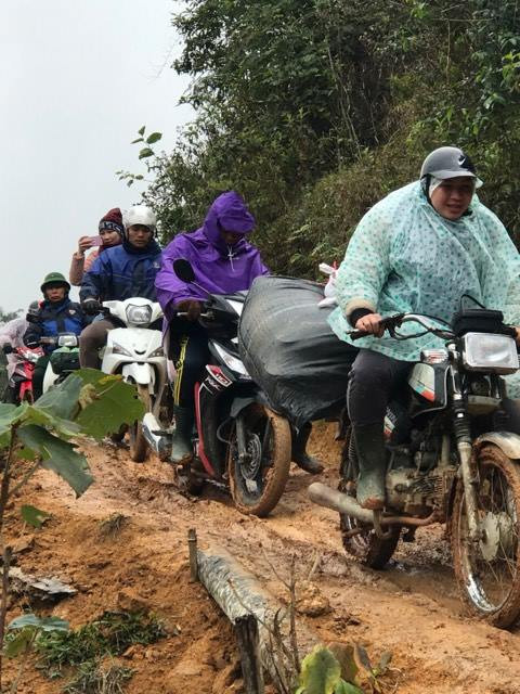 Trèo đèo, lội suối mang chăn, áo ấm tặng học sinh rẻo cao ảnh 2