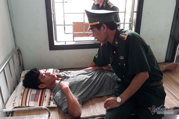 25 giờ nhai bèo cầm cự giữa biển khơi của 4 ngư dân Nghệ An ảnh 1